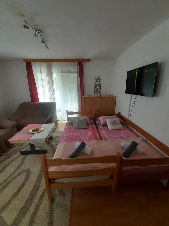 Sleep & Fly - Sarajevo Airport Apartment Екстер'єр фото